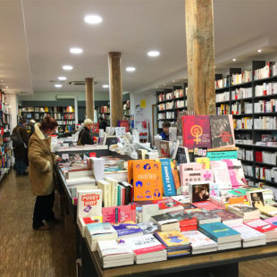 Office de livres dans une librairie