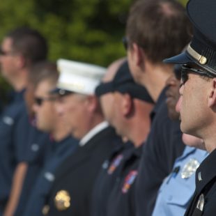 Ligne de policiers en fonction de leur grade hiérarchique
