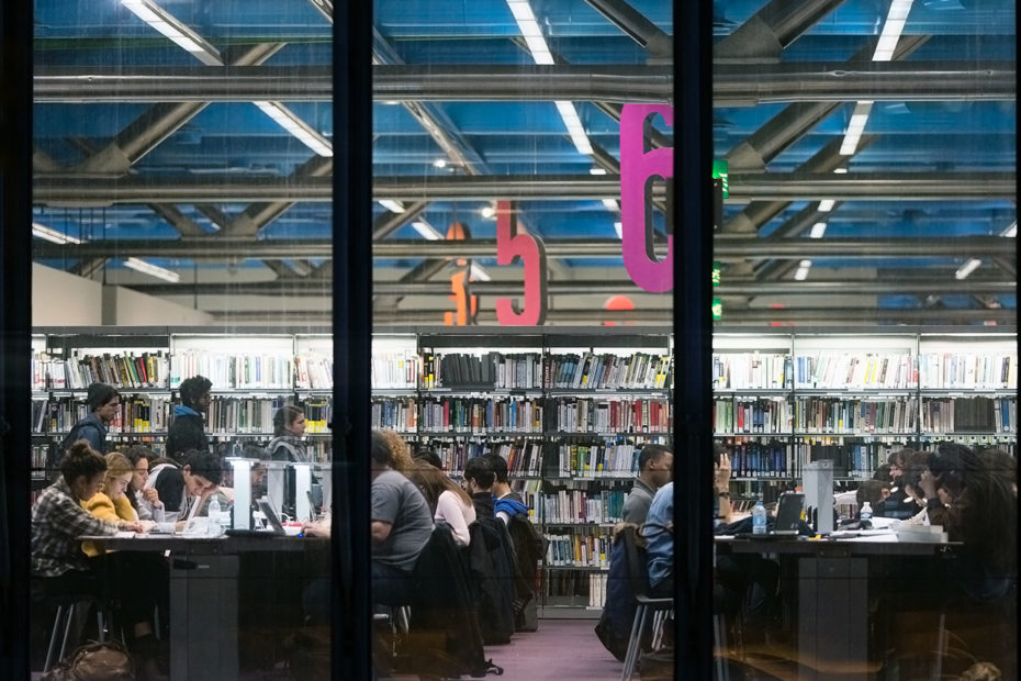 Vue extérieure de la bibliothèque d'information la nuit