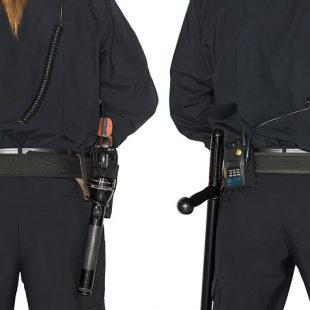 deux policier de dos, une femme et un homme