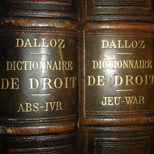 photo de dos de livres de droit Dalloz