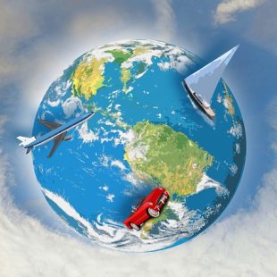 Image de la terre avec un avion, un bateau et une voiture