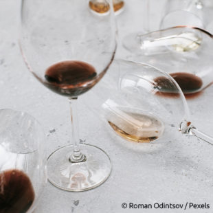 Verres renversés sur une table