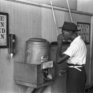 Photo de 1933. Noir buvant à une fontaine réservée aux noirs
