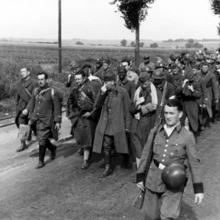 Photographie d'une colonne de prisonniers français en 1940