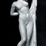 statue de Phryné, nue avec drapé