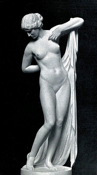 statue de Phryné, nue avec drapé