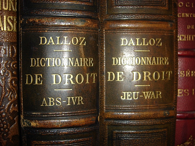 photo en gros plan d'étiquettes de dictionnaire de droit Dalloz