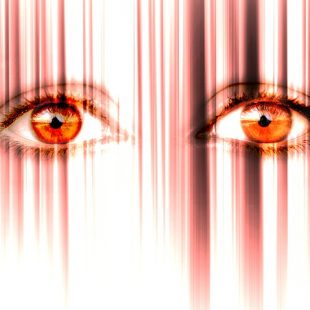 photo montage deux yeux anxieux