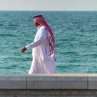 un homme en djellaba et keffieh