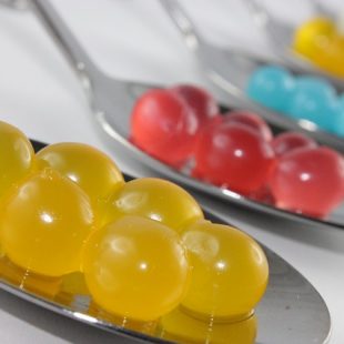 billes de gelée dans des cuillères