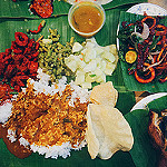 belle présentation de divers plats indiens sur une feuille