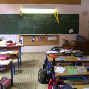 photographie d'une salle de classe vide