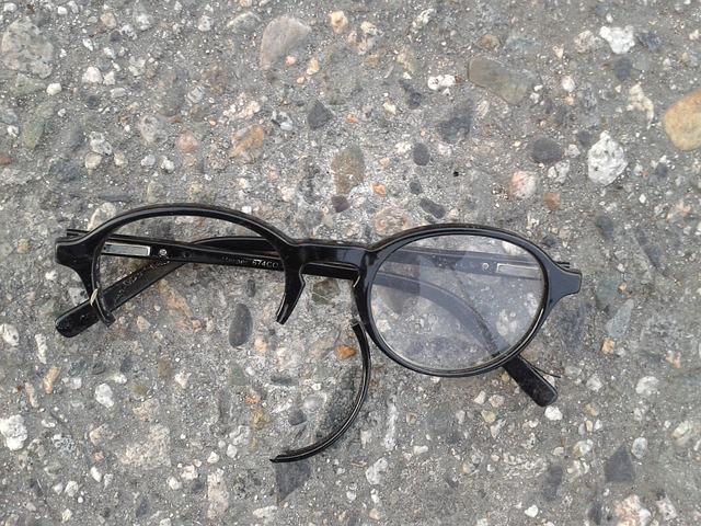 photo de lunettes cassées
