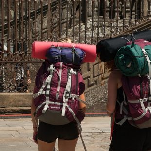 deux jeunes de dos avec de gros sacs à dos