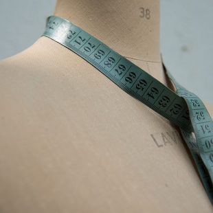 gros plan d'un mannequin de couture