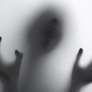 Image de silhouette aux mains tordues