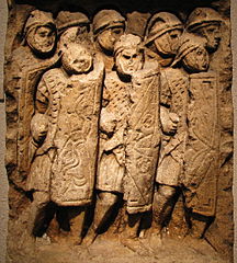 Stèle de Glanum représentant des légionnaires romains