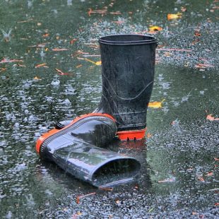 bottes en caoutchouc dans une flaque