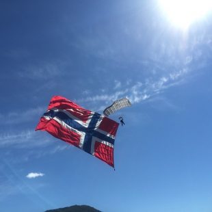 Drapeau norvégien sur fond de ciel bleu