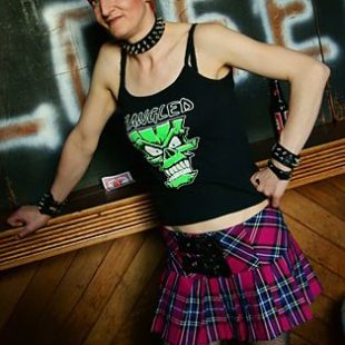 Jeune femme punk portant une jupe en tartan