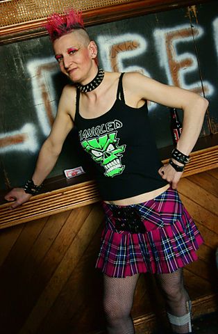 Jeune femme punk portant une jupe en tartan