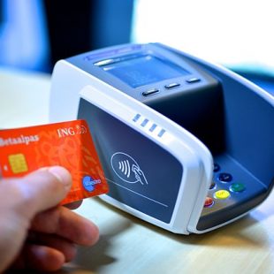photographie d'un terminal de paiement sans contact
