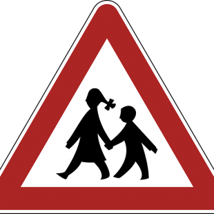 triangle de signalisation avec des silhouettes d'enfants