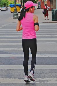 Photographie d'une joggueuse avec des écouteurs