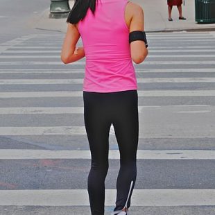 Photographie d'une joggueuse avec des écouteurs