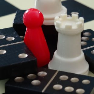 photographie de pions d'échecs et de dominos