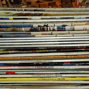 Photographie d'une pile de magazines