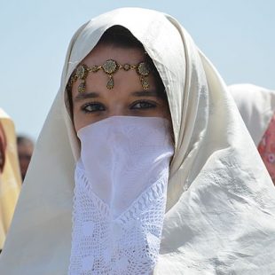 photographie de jeunes femmes voilées de blanc