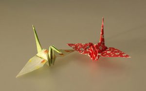 photographie de deux grues en origami (symbole de longue vie)