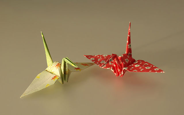 photographie de deux grues en origami (symbole de longue vie)