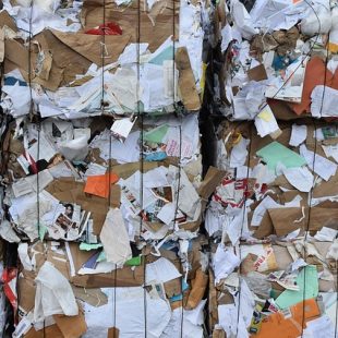 photo de ballots de papier destinés au recyclage