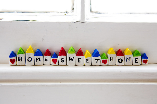 Photo d'une frise de petites maisons avec des lettres formant Home, sweet home
