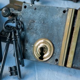Photographie de serrure et de clés