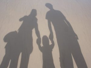 ombre de 4 personnes, 2 adultes et 2 enfants