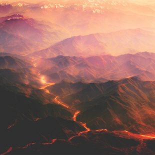 Photographie d'un volcan en éruption