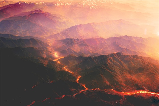 Photographie d'un volcan en éruption