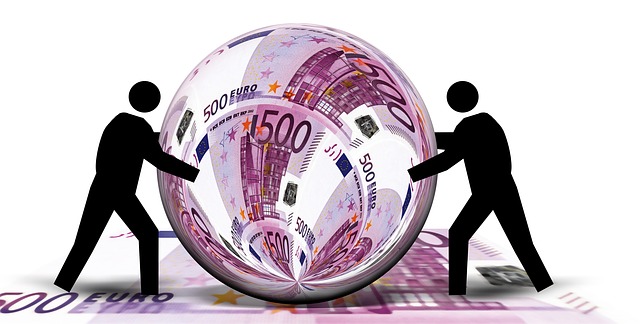 image virtuelle d'une boule de cristal reflétant des billets de 500 euros