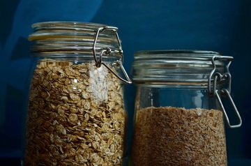 Bocaux en verre remplis de céréales