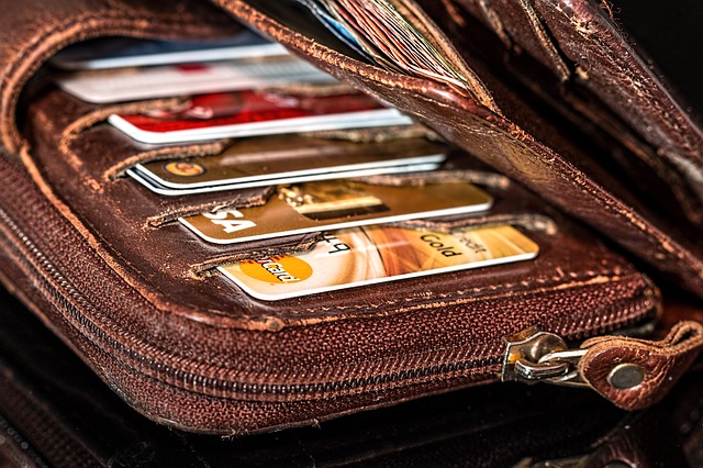 photographie d'un portefeuille garni de cartes