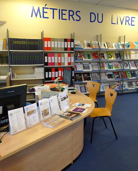 banque de bibliothèque et étagères