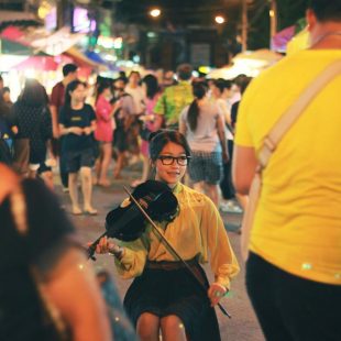 photographie d'une scène de rue avec une jeune violoniste
