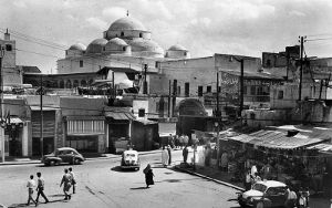 Photographie d'une porte la médina de Tunis en 1963