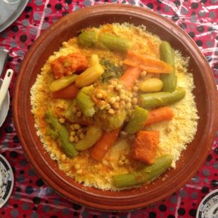 Plat de couscous. Commons