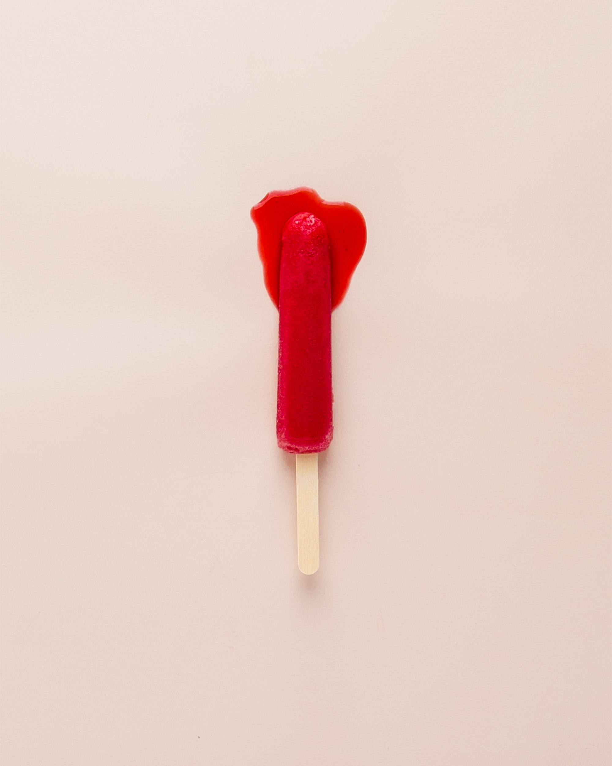 Bâtonnet rouge symbolisant les menstruations