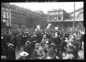 Les mobilisés parisiens devant la gare de l'Est le 2 août 1914. 